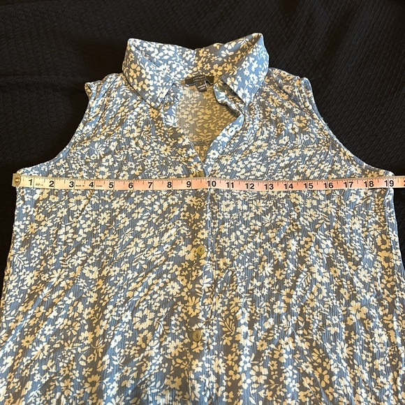 Ninety clothing co sleeveless floral button-up tunic in cornflower blue - Picture 5 of 7